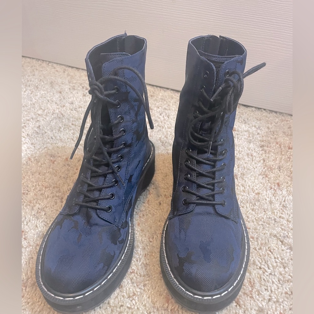 Kendal +kylie women’s
6.5 above ankle boot
back zipper 
black blue army color